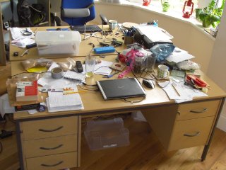 untidy-desk untidy-desk