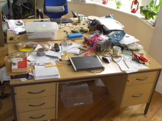 untidy-desk