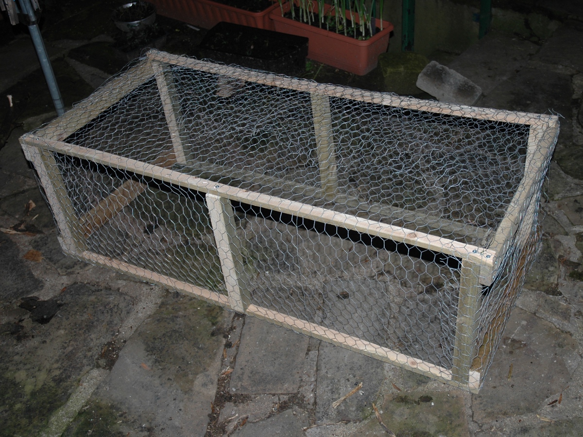 Portable chicken run from scrap wood &amp; wire | The Really Good Life